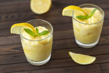 Taze limon narenciye sorbe nane ile süslenmiş. 