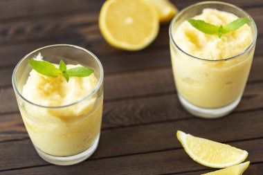 Taze limon narenciye sorbe nane ile süslenmiş. 