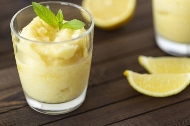 Taze limon narenciye sorbe nane ile süslenmiş. 