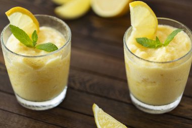 Taze limon narenciye sorbe nane ile süslenmiş. 