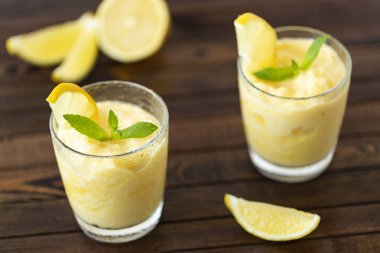 Taze limon narenciye sorbe nane ile süslenmiş. 