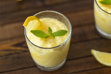 Taze limon narenciye sorbe nane ile süslenmiş. 