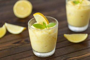 Taze limon narenciye sorbe nane ile süslenmiş. 