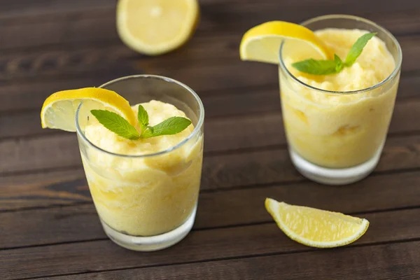 Taze limon narenciye sorbe nane ile süslenmiş. 