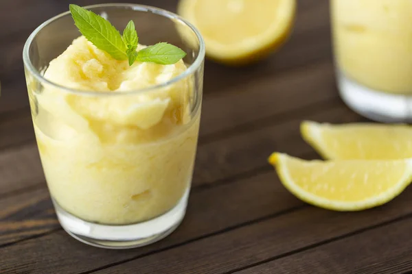 Taze limon narenciye sorbe nane ile süslenmiş. 