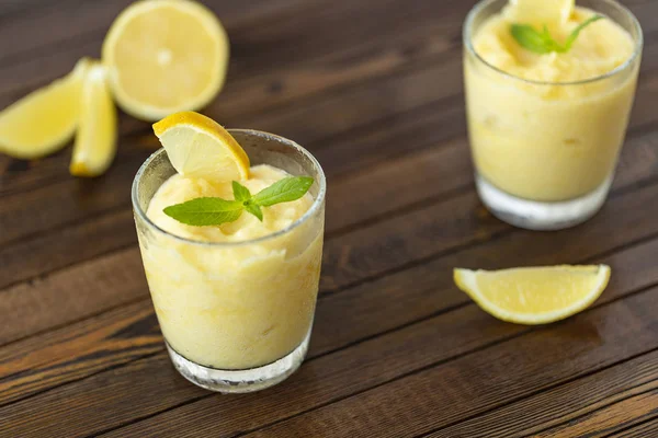 Taze limon narenciye sorbe nane ile süslenmiş. 