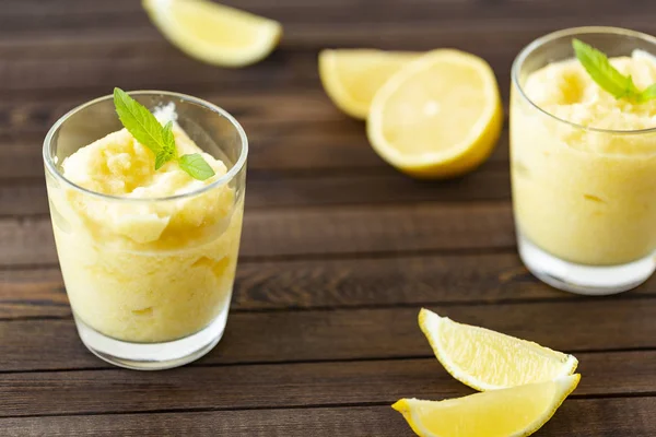 Taze limon narenciye sorbe nane ile süslenmiş. 