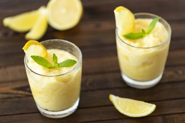 Taze limon narenciye sorbe nane ile süslenmiş. 
