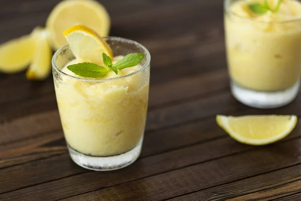 Taze limon narenciye sorbe nane ile süslenmiş. 