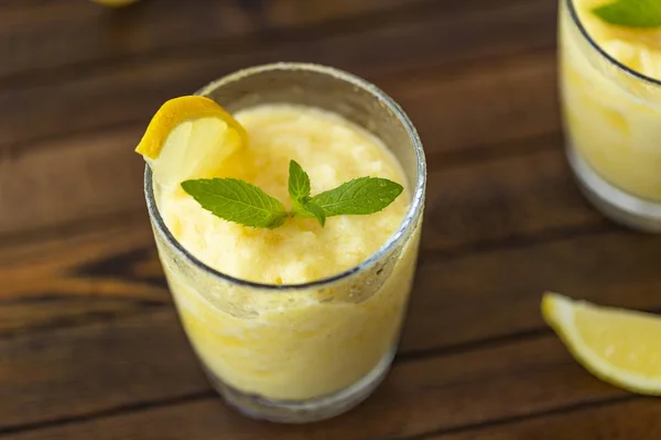 Taze limon narenciye sorbe nane ile süslenmiş. 