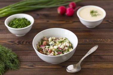 Okroshka, taze sebze, et ve yoğurt bir soğuk yaz çorbası.  