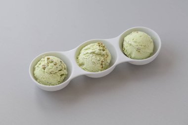 Lezzetli ev yapımı fıstık dondurma ile fındık serpilir. 