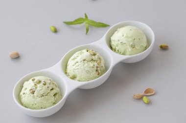 Lezzetli ev yapımı fıstık dondurma ile fındık serpilir. 