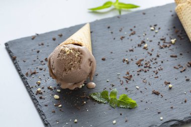 Çikolatalı dondurma waffle koniler, fındık ve bitter çikolata parçaları ile içinde. 