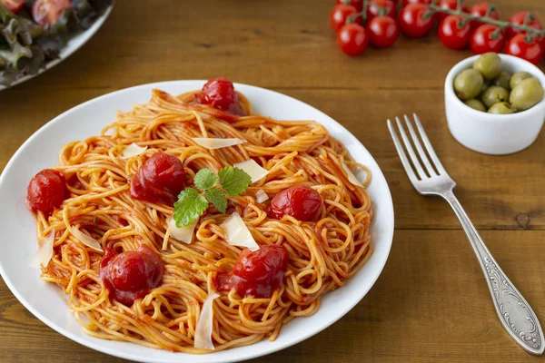 Spaghetti Con Salsa Pomodoro Nel Piatto Sul Tavolo Legno — Foto Stock