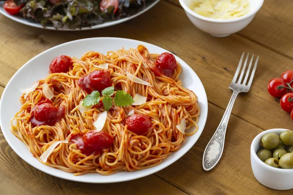 Spaghetti Con Salsa Pomodoro Nel Piatto Sul Tavolo Legno — Foto Stock