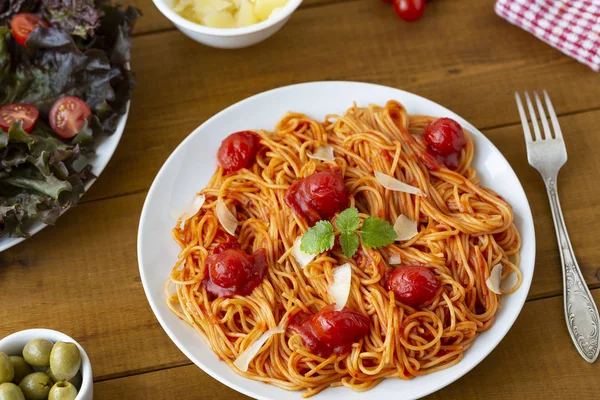 Spaghetti Con Salsa Pomodoro Nel Piatto Sul Tavolo Legno — Foto Stock