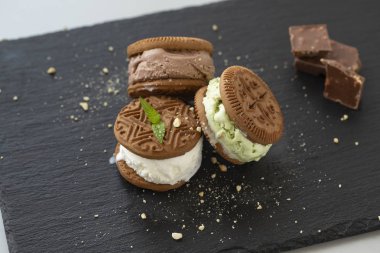 Vanilya, fıstıklı ve çikolatalı dondurma ile ev yapımı sandviçler.