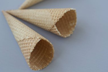 Gözleme Dondurma külahı hafif bir arka plan üzerinde