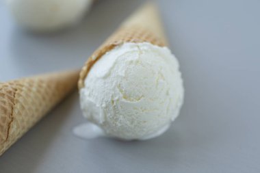 gofret koni beyaz top dondurma ile 