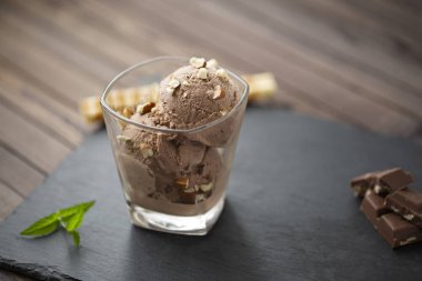 Çikolata, fındık ve çikolata parçaları ile dondurma