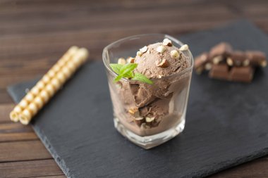 Çikolata, fındık ve çikolata parçaları ile dondurma