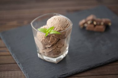 Çikolata, fındık ve çikolata parçaları ile dondurma
