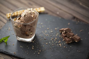 Çikolata, fındık ve çikolata parçaları ile dondurma