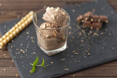Çikolata, fındık ve çikolata parçaları ile dondurma