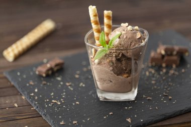 Çikolata, fındık ve çikolata parçaları ile dondurma