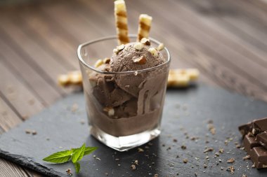 Çikolata, fındık ve çikolata parçaları ile dondurma