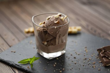Çikolata, fındık ve çikolata parçaları ile dondurma