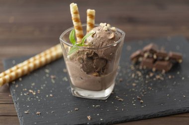 Çikolata, fındık ve çikolata parçaları ile dondurma