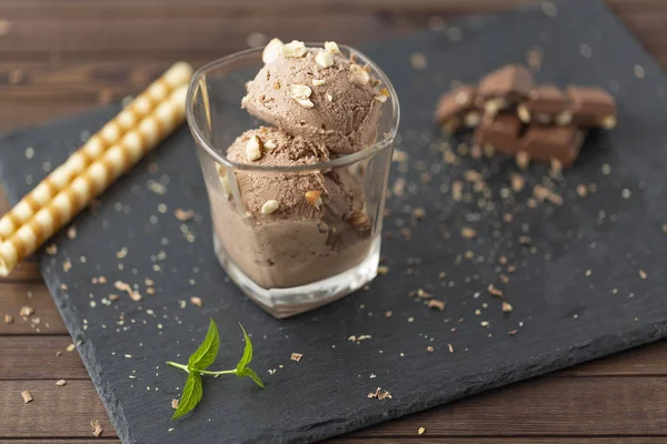 Çikolata, fındık ve çikolata parçaları ile dondurma