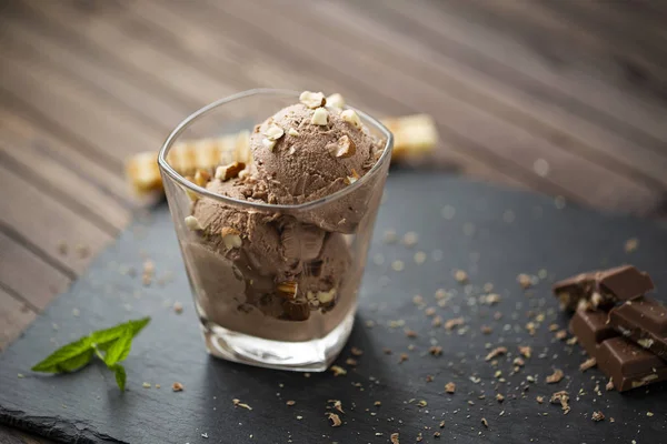 Çikolata, fındık ve çikolata parçaları ile dondurma