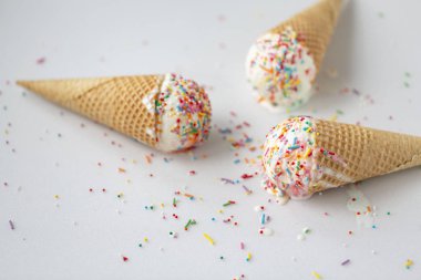 Gözleme koni ile hafif bir arka plan üzerinde beyaz buz krem ve tatlı