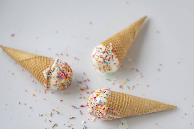 Gözleme koni ile hafif bir arka plan üzerinde beyaz buz krem ve tatlı