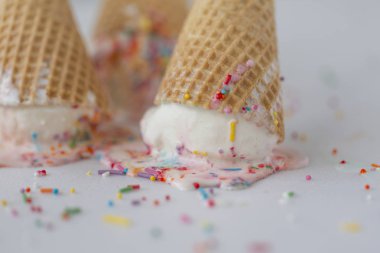 Ters dondurma külahı ışık arka plan üzerinde bir göstergesidir