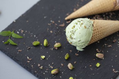 Gözleme koniler, fındık ve bitter çikolata parçaları ile çikolata ve fıstık dondurma.