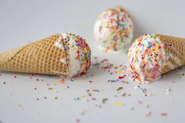 Gözleme koni ile hafif bir arka plan üzerinde beyaz buz krem ve tatlı