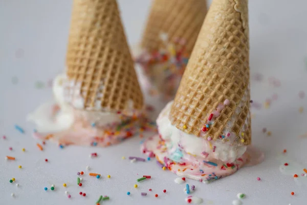 Cono Gofre Con Helado Blanco Salpicaduras Dulces Sobre Fondo Claro — Foto de Stock