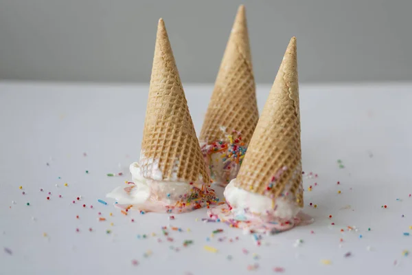 Cono Helado Derretido Revés Sobre Fondo Claro — Foto de Stock