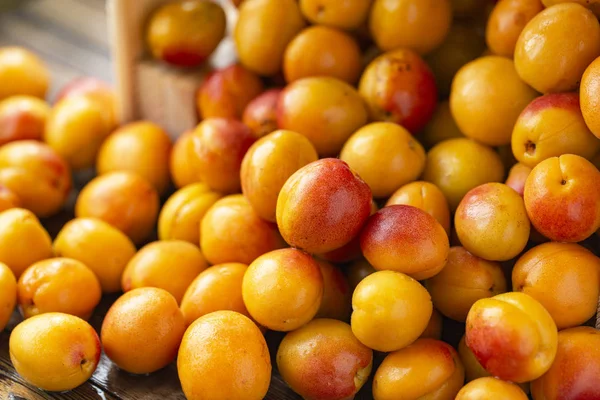 eski ahşap tablo yaprakları ile kayısı.