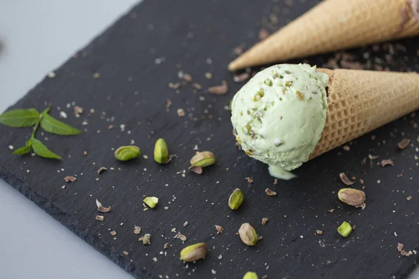Gözleme koniler, fındık ve bitter çikolata parçaları ile çikolata ve fıstık dondurma.