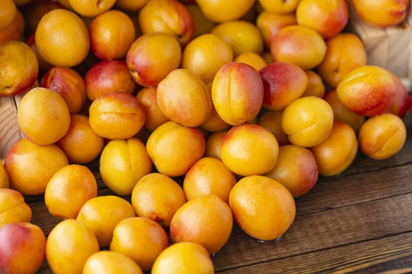 eski ahşap tablo yaprakları ile kayısı.