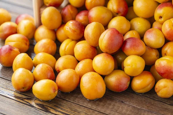 eski ahşap tablo yaprakları ile kayısı.