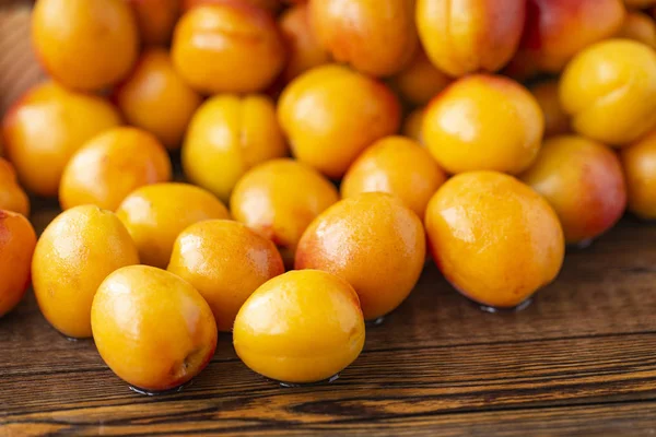 eski ahşap tablo yaprakları ile kayısı.