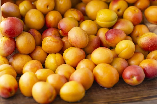 eski ahşap tablo yaprakları ile kayısı.