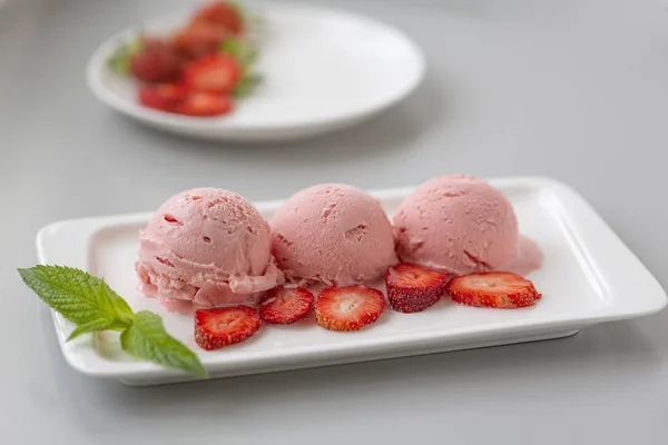 Gustoso Gelato Alla Fragola Cremoso Con Frutta Fresca Matura Rossa — Foto Stock