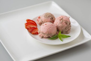 Çikolata ve çilek dondurma, çilek, çikolata serpilir ile